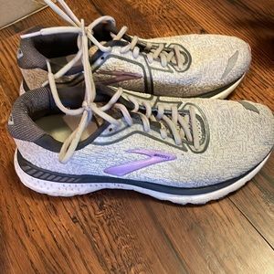 Brooks size 8, grey/purple,